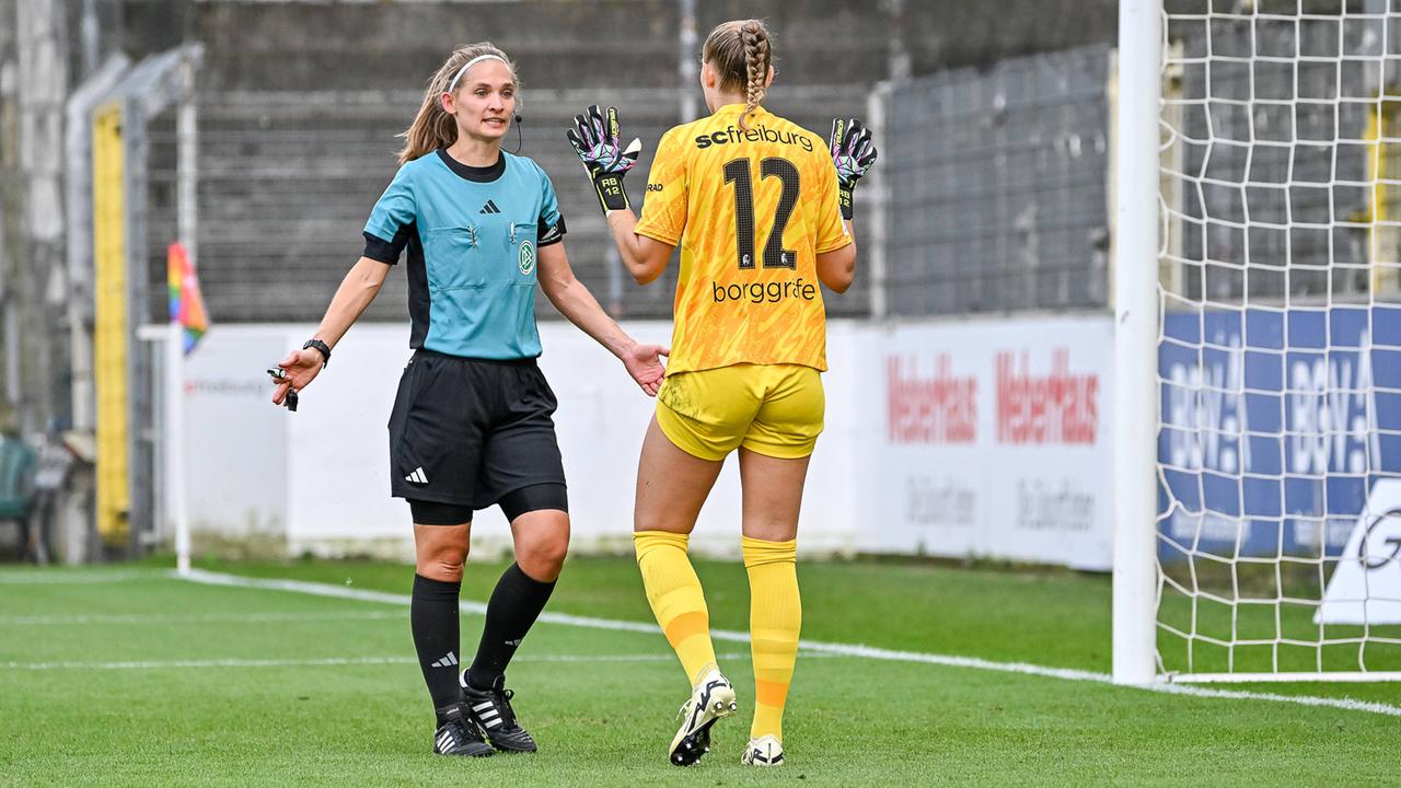 Frauen-Bundesliga: Spiel zwischen dem SC Freiburg und Bayer Leverkusen. Schiedsrichterin Theresa Hug diskutiert wegen des Elfmeters mit Freiburgs Torhüterin Rafaela Borggräfe.