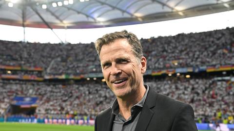 Der ehemalige DFB-Direktor Oliver Bierhoff vor dem EM-Spiel Deutschland gegen die Schweiz auf dem Rasen in Frankfurt. Er blickt freundlich in die Kamera. 