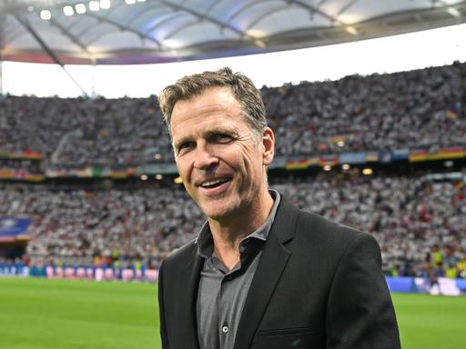 Der ehemalige DFB-Direktor Oliver Bierhoff vor dem EM-Spiel Deutschland gegen die Schweiz auf dem Rasen in Frankfurt. Er blickt freundlich in die Kamera. 