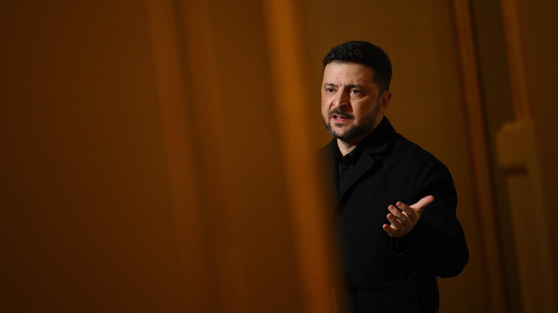 Ein Mann mit ernstem Gesicht: der ukrainische Präsident Wolodymyr Selenskyj. Ein Mann mit ernstem Gesicht: der ukrainische Präsident Wolodymyr Selenskyj.