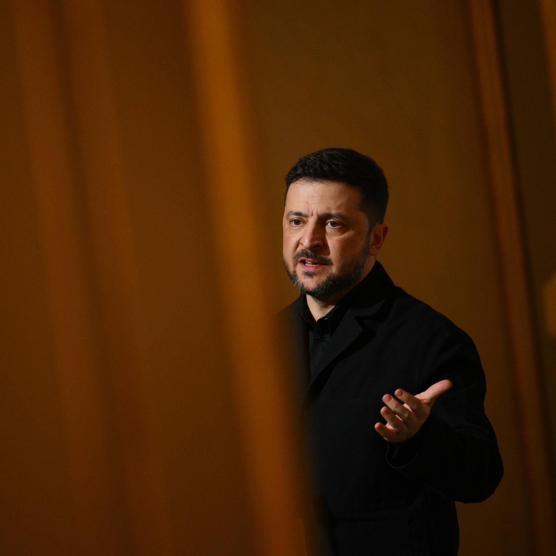 Ein Mann mit ernstem Gesicht: der ukrainische Präsident Wolodymyr Selenskyj.