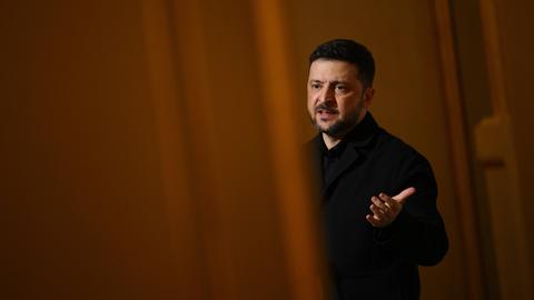 Ein Mann mit ernstem Gesicht: der ukrainische Präsident Wolodymyr Selenskyj.