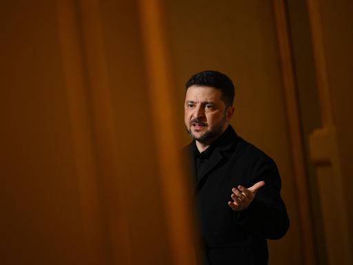 Ein Mann mit ernstem Gesicht: der ukrainische Präsident Wolodymyr Selenskyj.