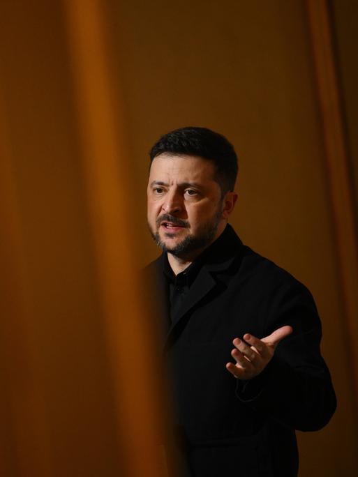 Ein Mann mit ernstem Gesicht: der ukrainische Präsident Wolodymyr Selenskyj.