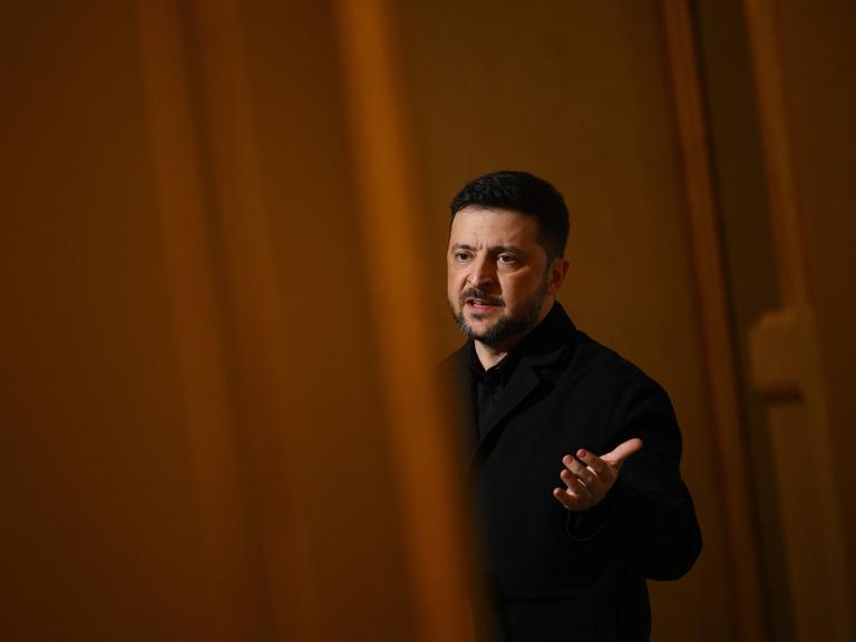 Ein Mann mit ernstem Gesicht: der ukrainische Präsident Wolodymyr Selenskyj.