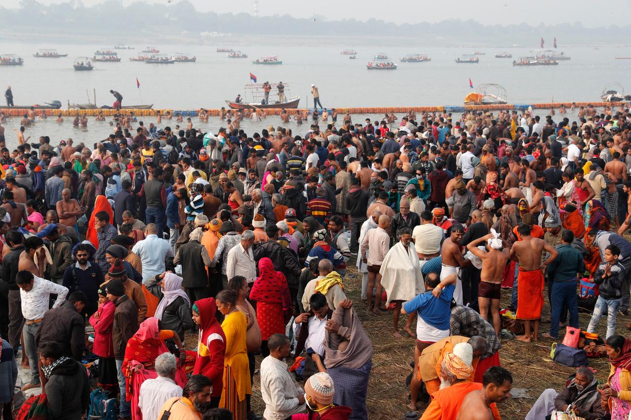 Hinduistische Gläubige drängen sich am Sangam, dem Zusammenfluss von drei Flüssen - dem Ganges, dem Yamuna und dem mythischen Saraswati, um während des Makar-Sankranti-Festes ein rituelles Bad zu nehmen.