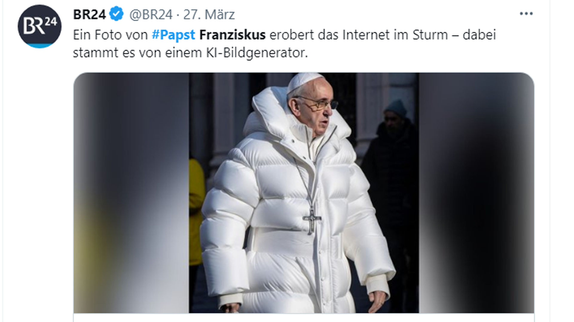 Screenshot eines Twitter-Tweets des Senders BR24. Er zeigt Papst Franziskus auf einem Fake Foto, der Papst trägt einen dicken, weißen Daunenmantel.