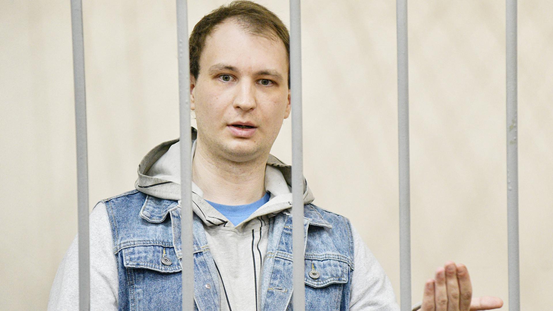 Der US-Bürger Robert Gilman bei einer Gerichtsanhörung in Russland. Gilman steht hinter Gitterstäben im Gerichtssaal.