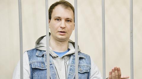 Der US-Bürger Robert Gilman bei einer Gerichtsanhörung in Russland. Gilman steht hinter Gitterstäben im Gerichtssaal.