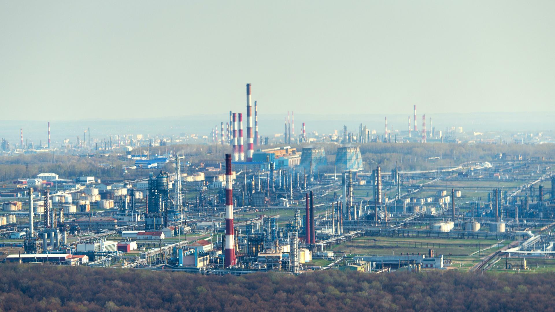 Die autonome russische Republik Baschkortostan mit einer großen Energieanlage aus der Luft gesehen