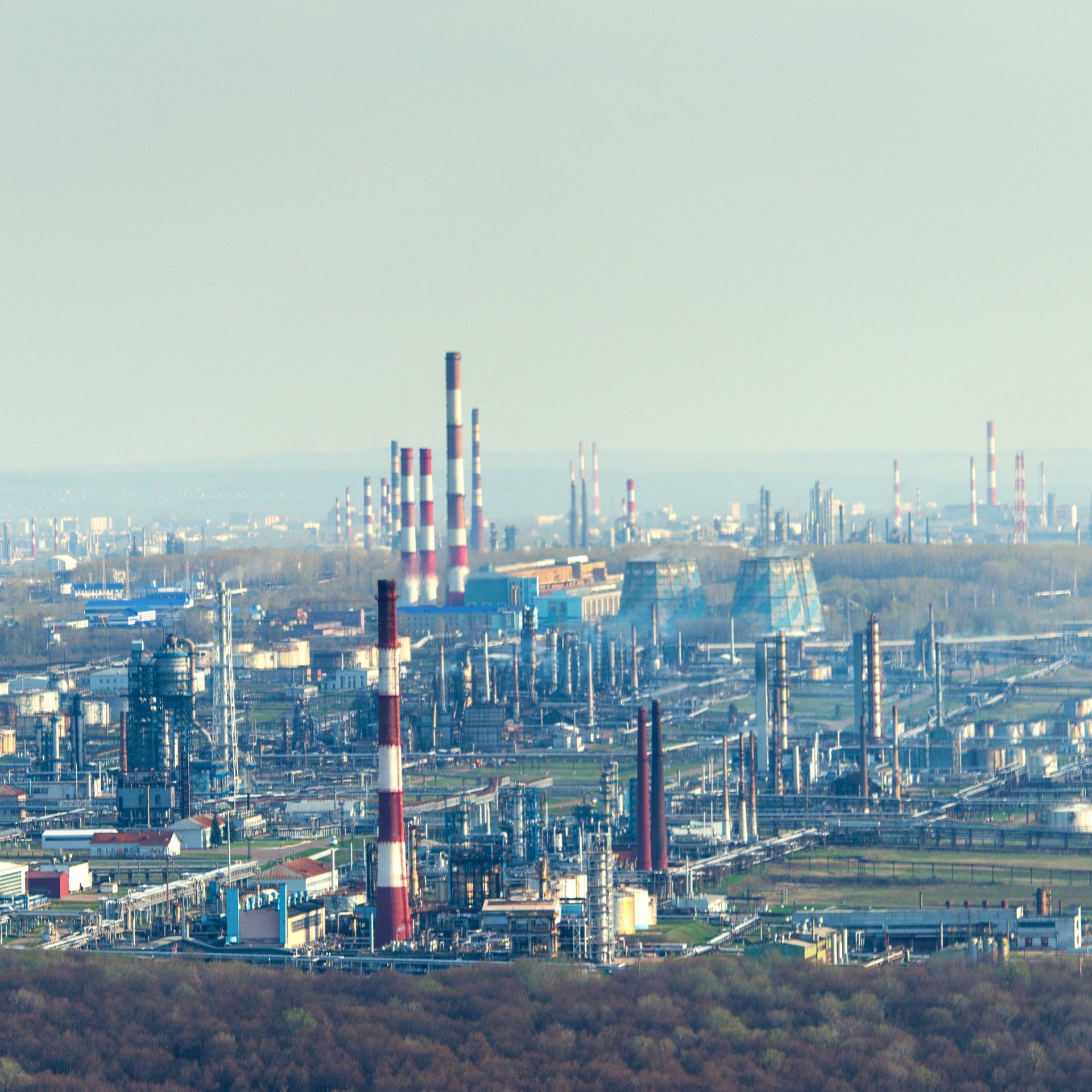 Neue Angriffe - Ukraine attackiert russische Ölanlagen