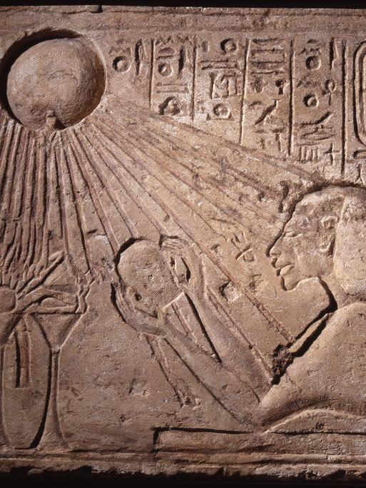 Ein Relief zeigt Echnaton als Sphinx, die die Gottheit Aton anbetet, dargestellt als Sonnenscheibe. 