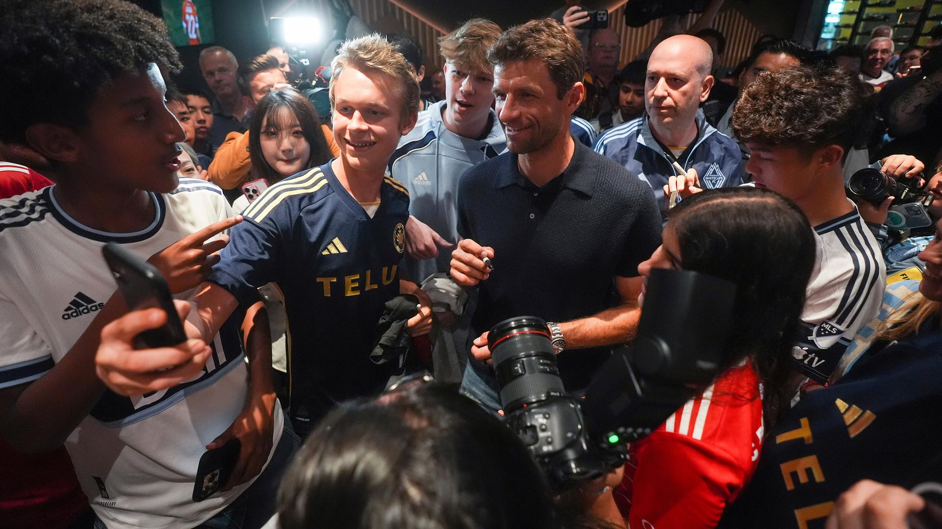 Der neue Spieler der Vancouver Whitecaps, Thomas Müller, begrüßt die Fans nach seiner Ankunft am Flughafen der kanadischen Metropole.