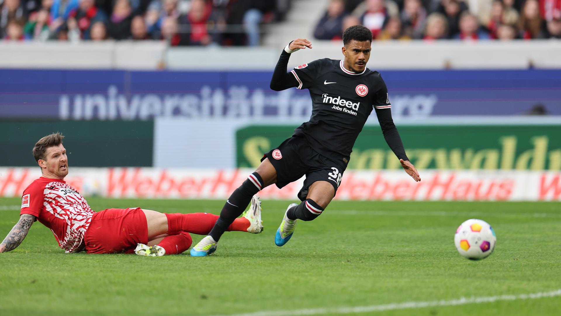 Im Bundesliga-Spiel des SC Freiburg gegen Eintracht Frankfurt erzielt Ansgar Knauff (Eintracht Frankfurt) das 1:2. Aufnahme vom 18.02.2024.