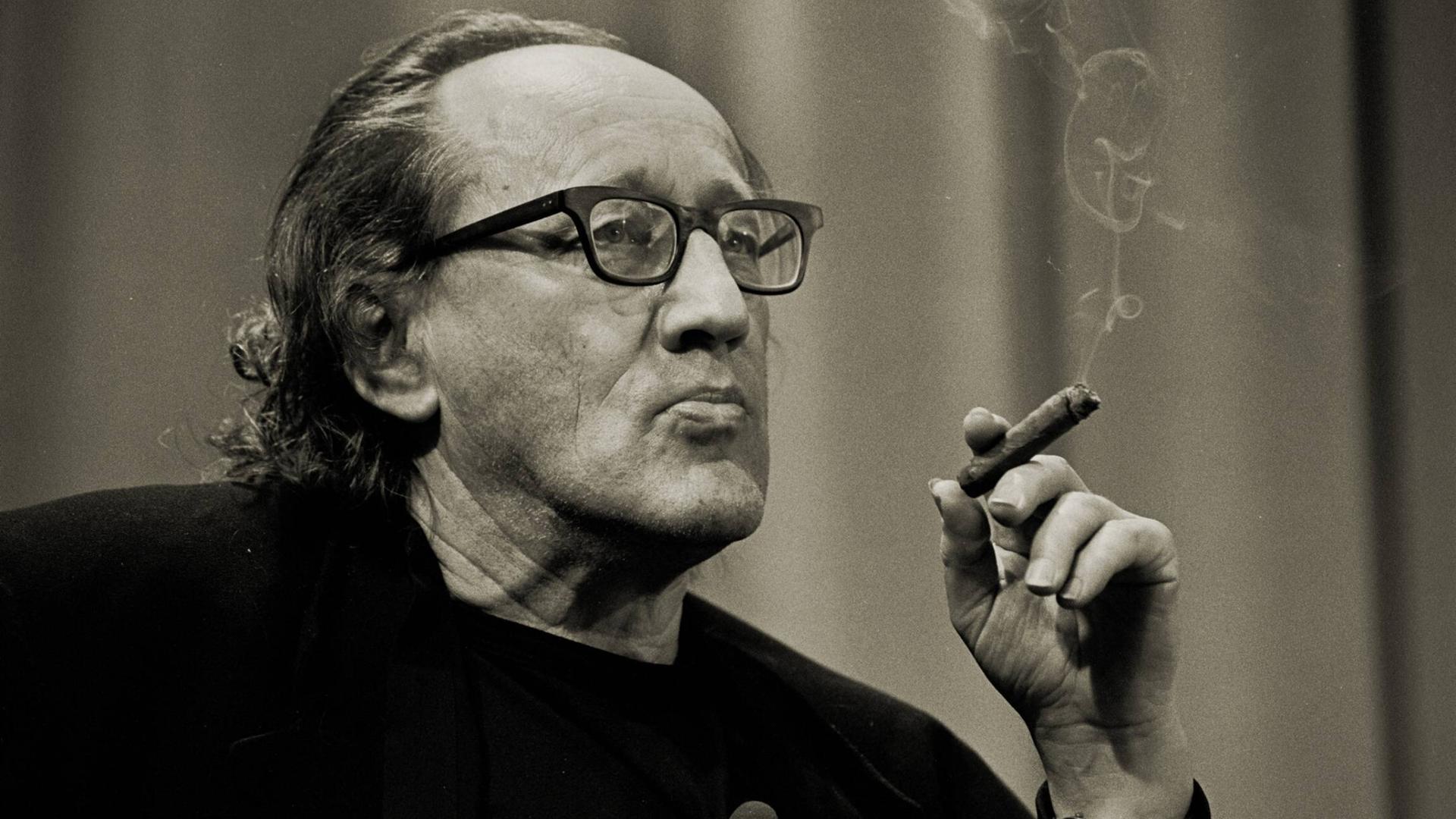 Sepiafarbenes Porträt von Heiner Müller, der in Gedanken verloren eine Zigarre raucht
