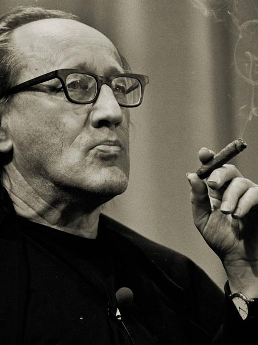 Sepiafarbenes Porträt von Heiner Müller, der in Gedanken verloren eine Zigarre raucht