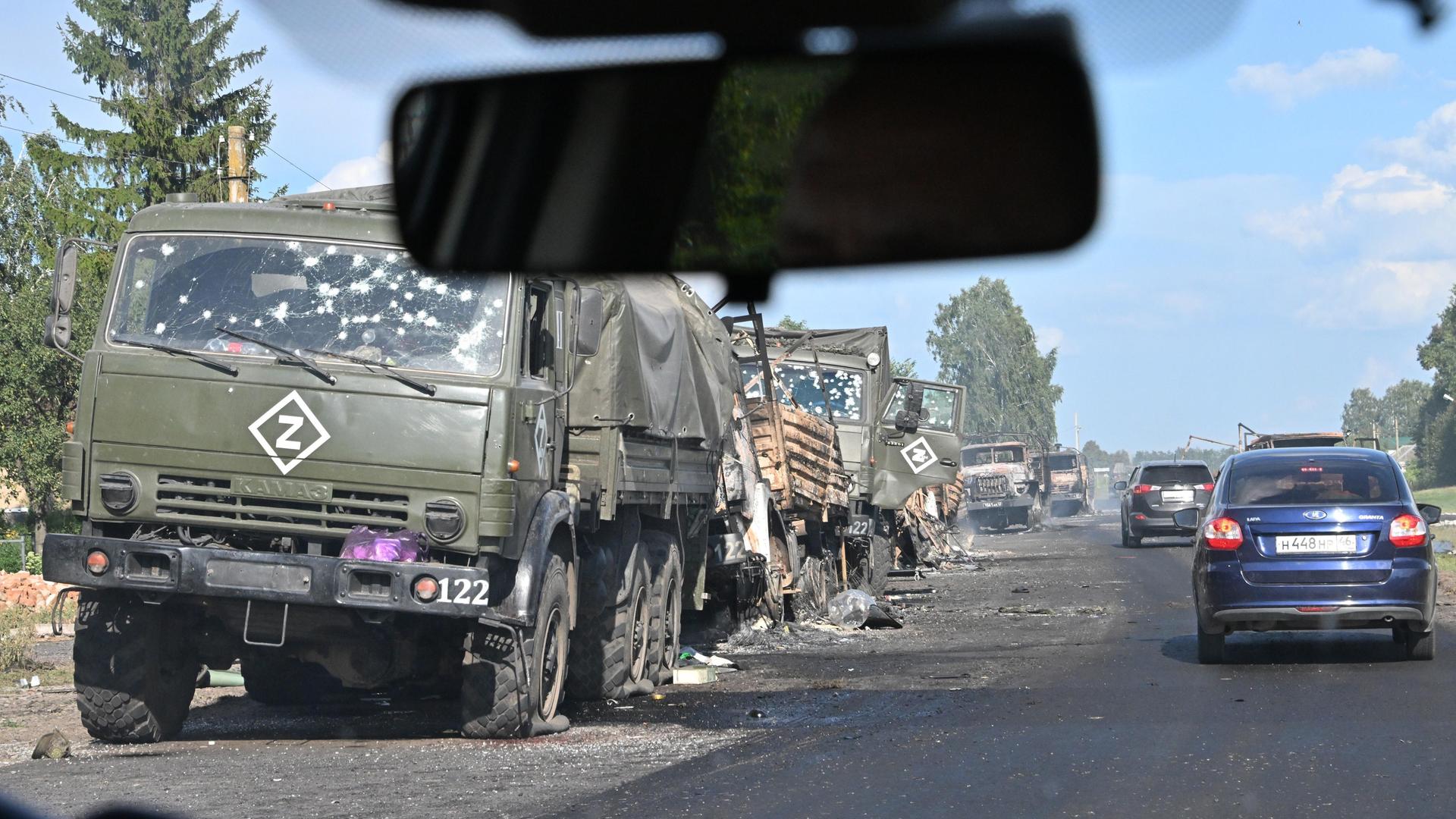 Ein von ukrainischen Truppen zerstörter russischer Militärkonvoi in der russischen Region Kursk.