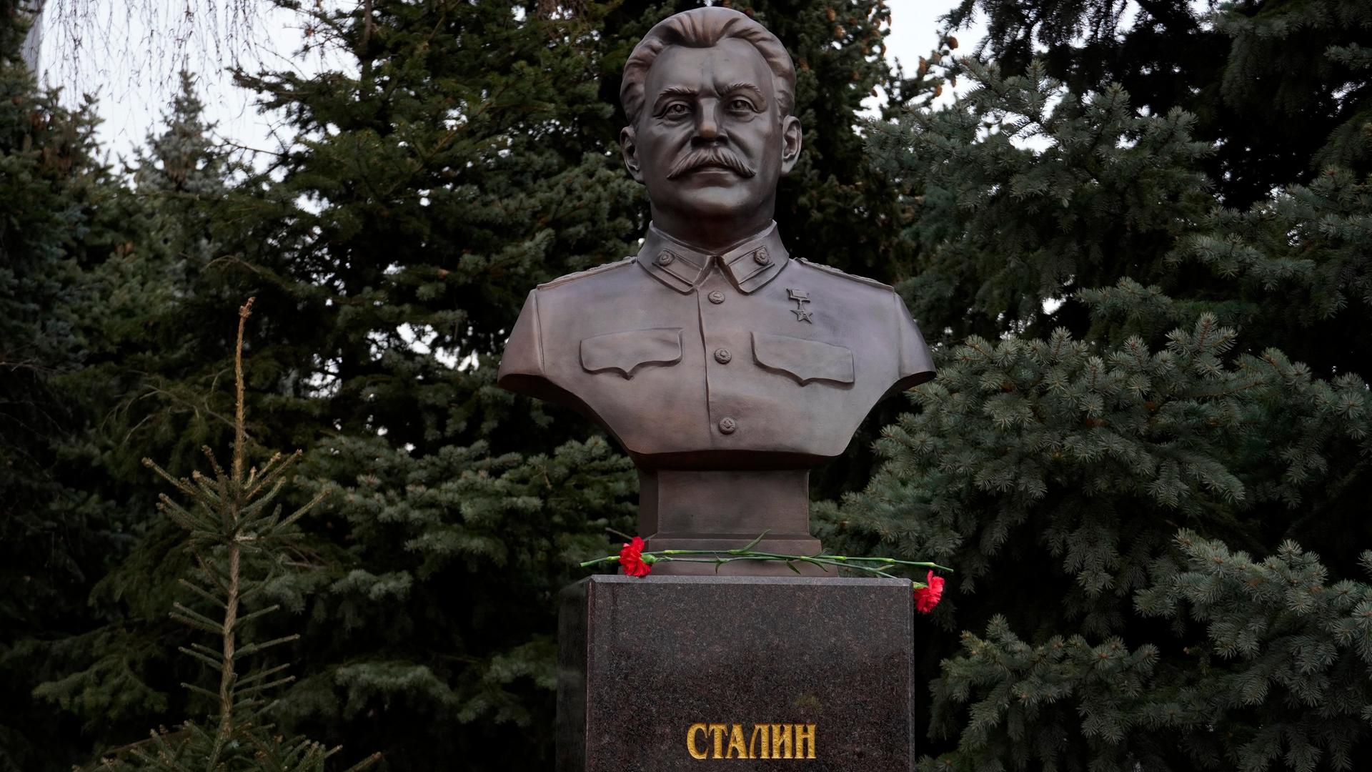 Die neue Büste zu Ehren des früheren sowjetischen Diktators Josef Stalin steht auf einem Sockel in einem Park in Wolgograd.