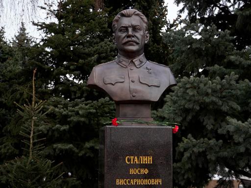 Die neue Büste zu Ehren des früheren sowjetischen Diktators Josef Stalin steht auf einem Sockel in einem Park in Wolgograd.
