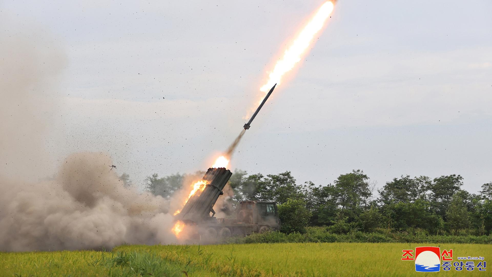 Ein Raketenwerfer feuert eine Geschoss ab. Es handelt sich um einen von Nordkorea entwickelten 240-Millimeter-Mehrfachraketenwerfer.