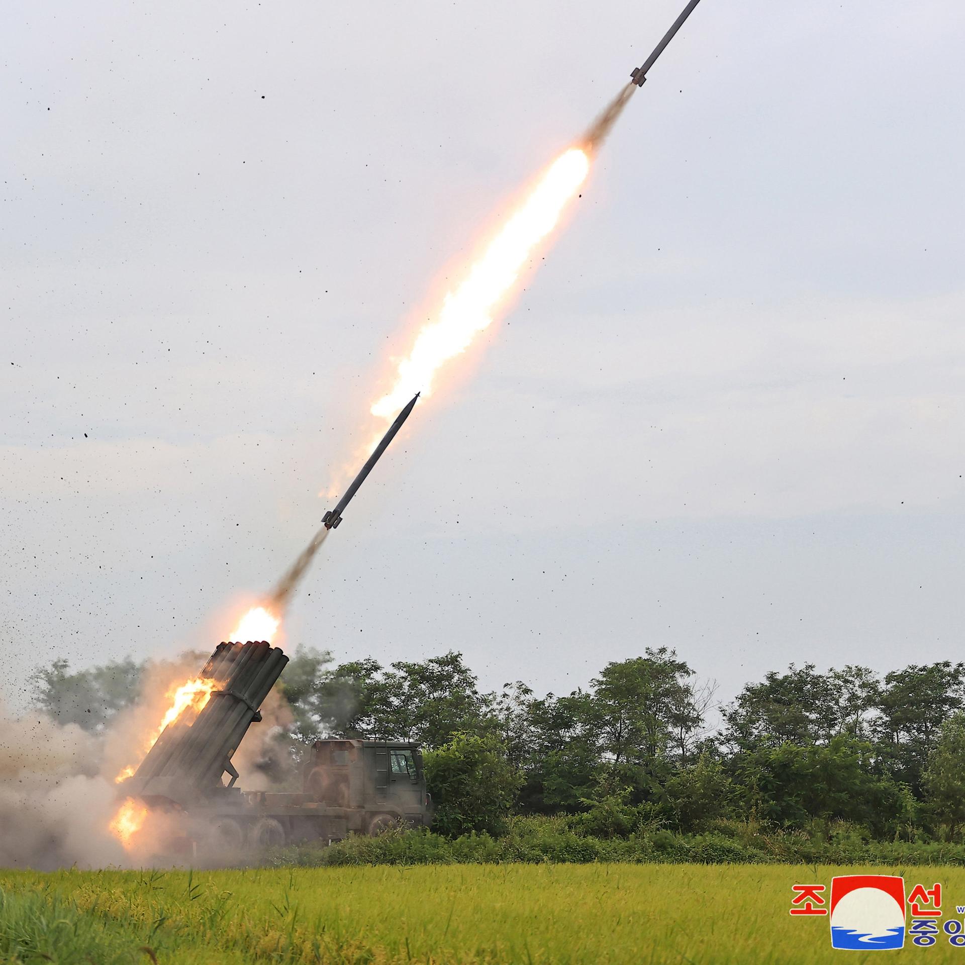 Ein Raketenwerfer feuert eine Geschoss ab. Es handelt sich um einen von Nordkorea entwickelten 240-Millimeter-Mehrfachraketenwerfer.