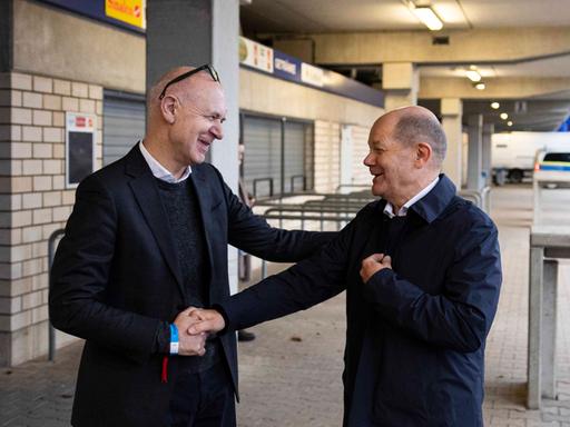 Bundeskanzler Scholz trifft DFB-Präsident Bernd Neuendorf beim Länderspiels Deutschland-Schweden in Duisburg
