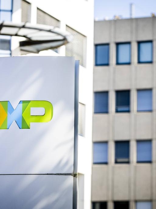 Das Logo des Chipherstellers NXP am Firmensitz in Niederlande.