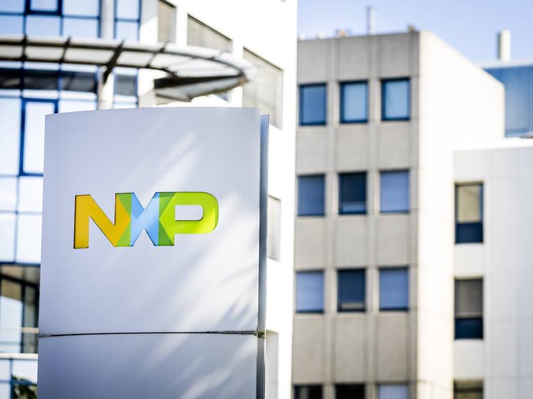 Das Logo des Chipherstellers NXP am Firmensitz in Niederlande.
