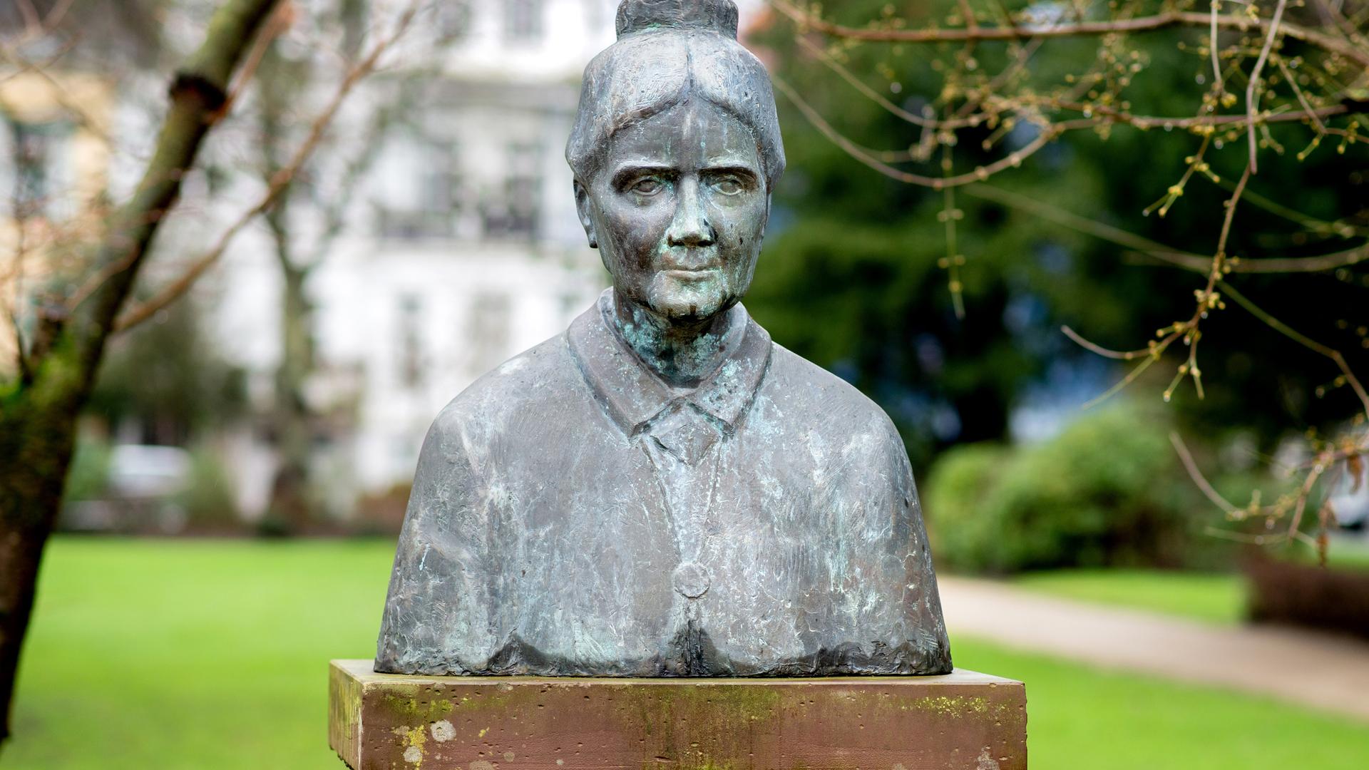 Die Büste der Frauenrechtlerin Helene Lange steht in einer Parkanlage am Cäcilienplatz im Zentrum ihrer Geburtsstadt Oldenburg. Die aus Bronze gefertigte Büste erinnert seit 1995 an die Politikerin und Pädagogin.