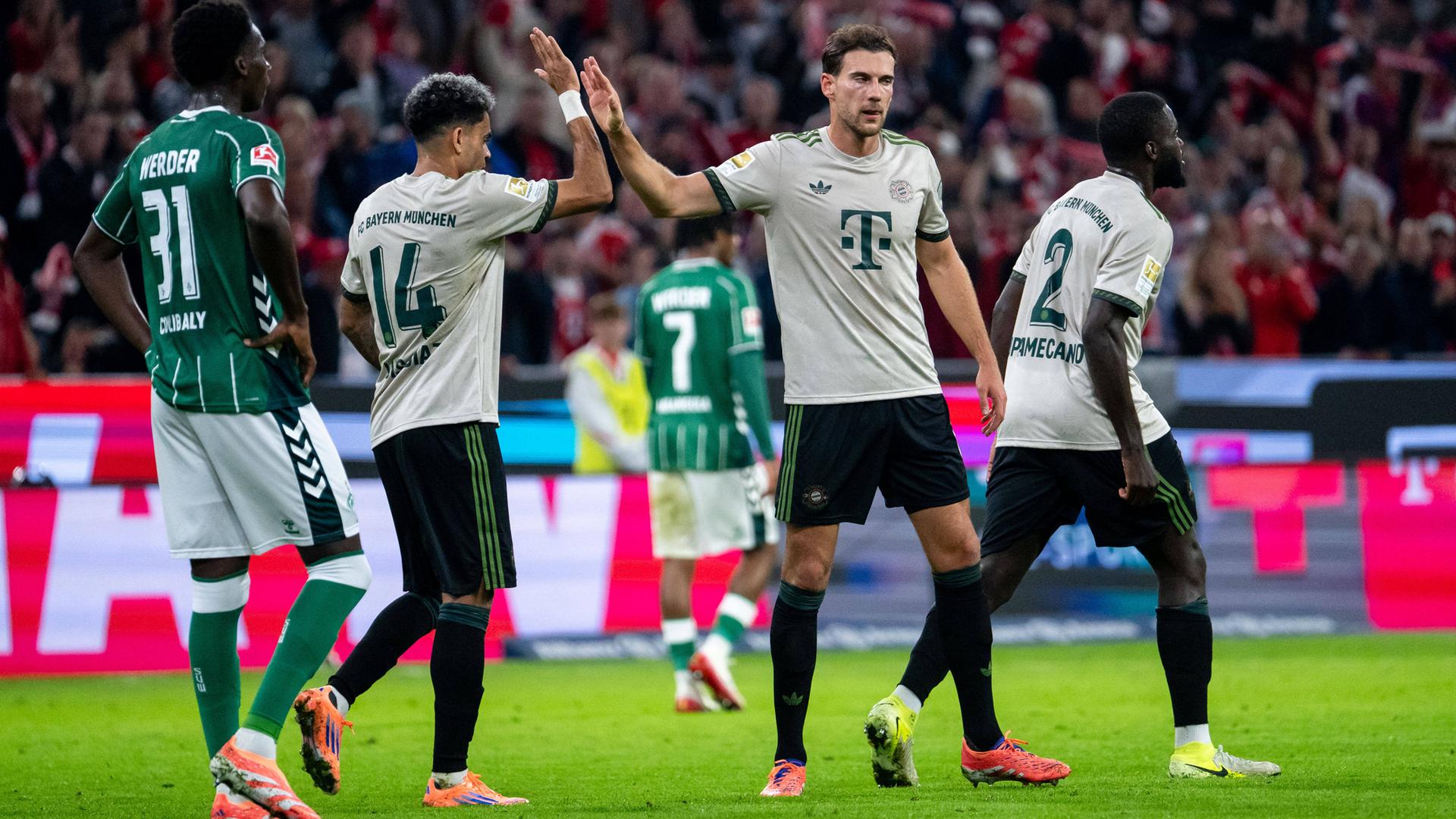 Spieler von Bayern München freuen sich nach dem 1:0 gegen Bremen.
      