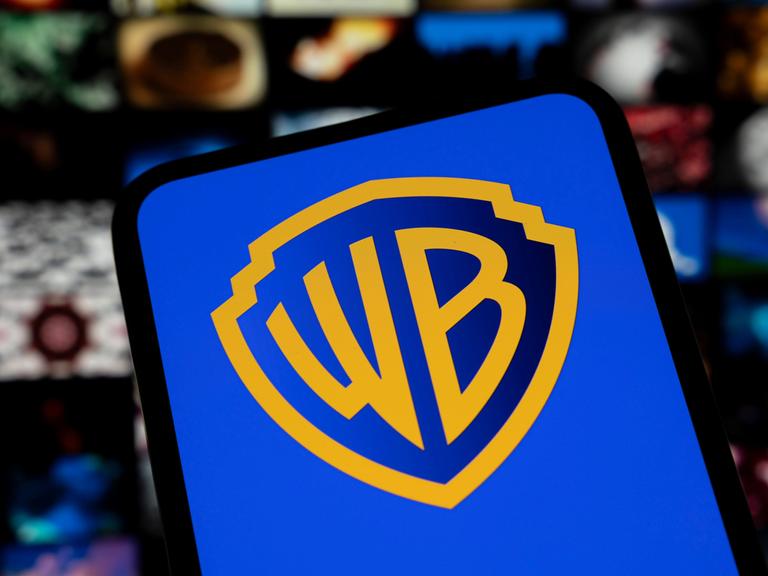 Warner-Bros.-Logo auf einem Handydisplay
