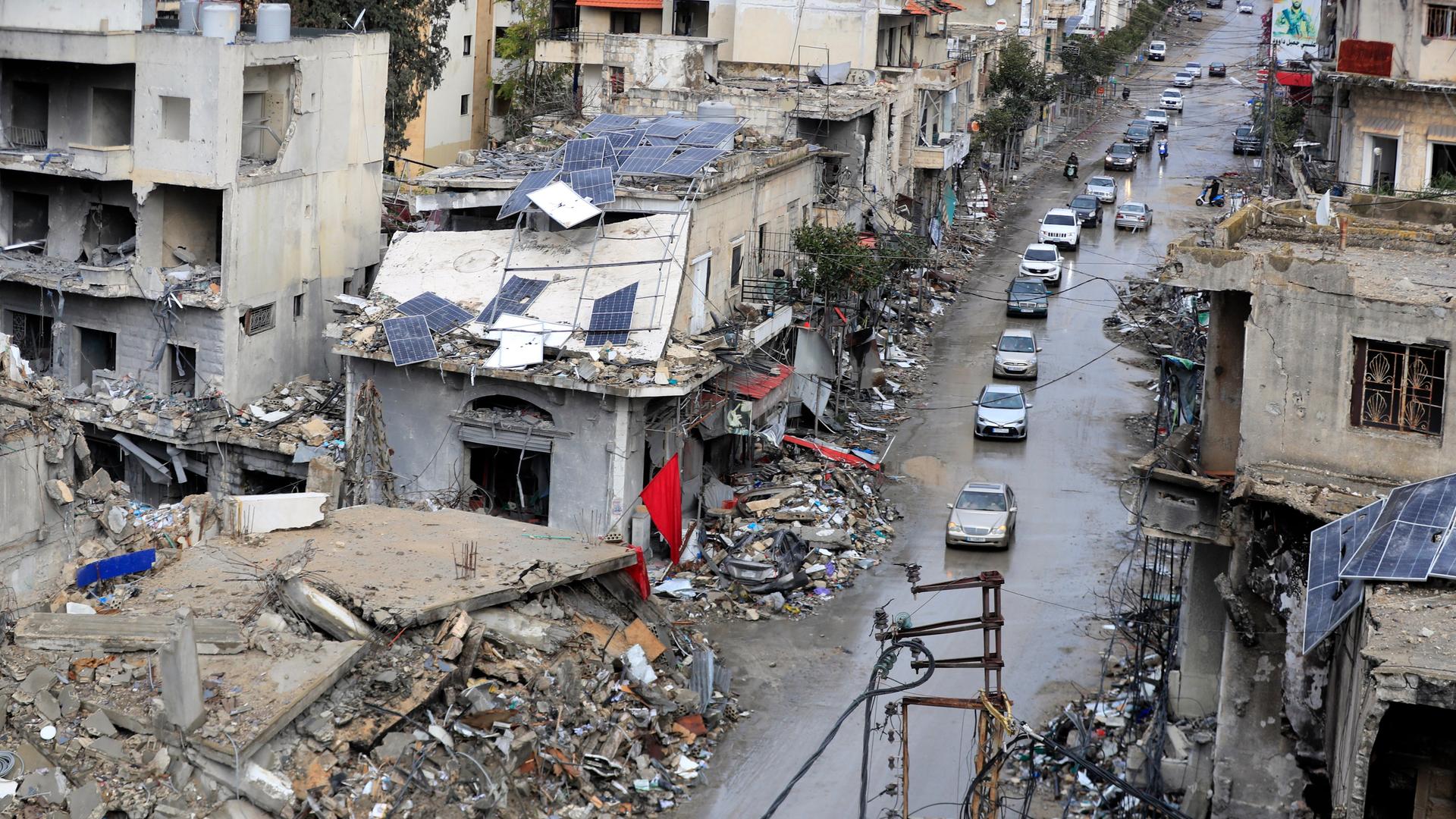 Libanon, Nabatieh: Vertriebene Bewohner fahren an zerstörten Gebäuden vorbei, als sie zurückkehren, nachdem eine Waffenruhe zwischen Israel und der Hisbollah in Kraft getreten ist. 