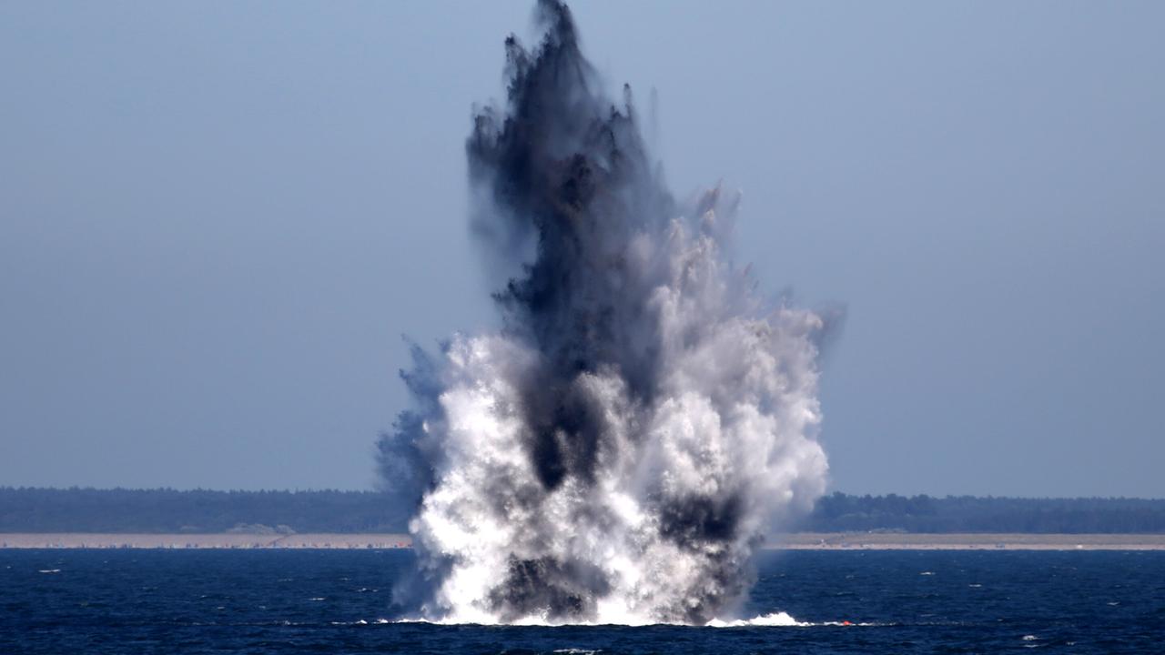 Eine Detonation auf dem Wasser ist zu sehen. 