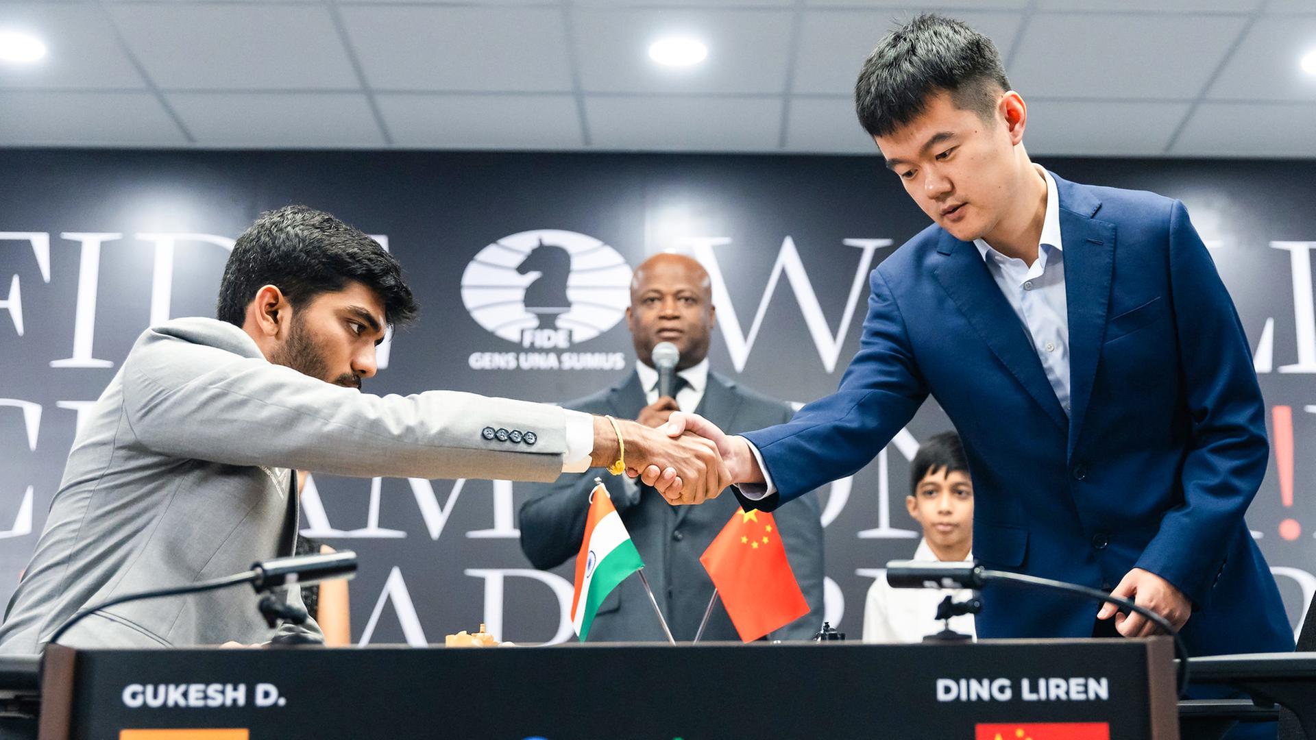 Ding Liren (China) und Dommaraju Gukesh (Indien, links) geben sich die Hand bei der Schach-WM in Singapur. Ding Liren (China) und Dommaraju Gukesh (Indien, links) geben sich die Hand bei der Schach-WM in Singapur.