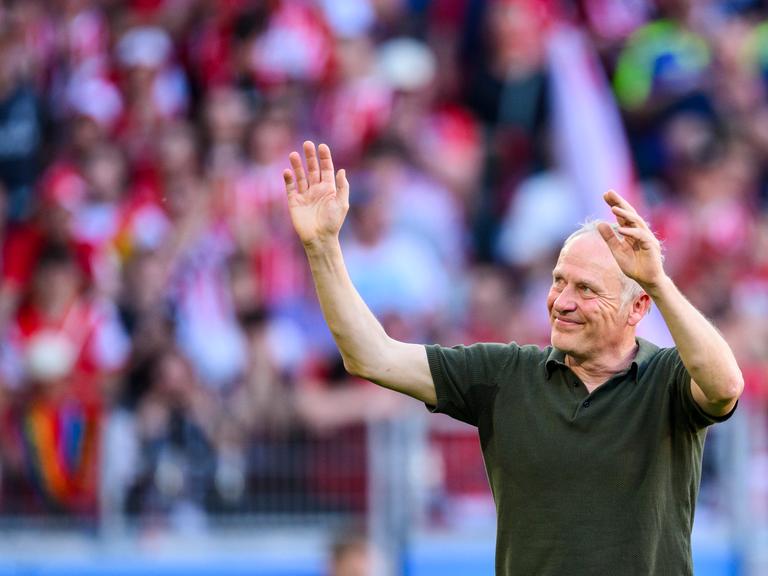 Christian Streich nach seinem letzten Heimspiel als Trainer des SC Freiburg gegen den 1. FC Heidenheim.