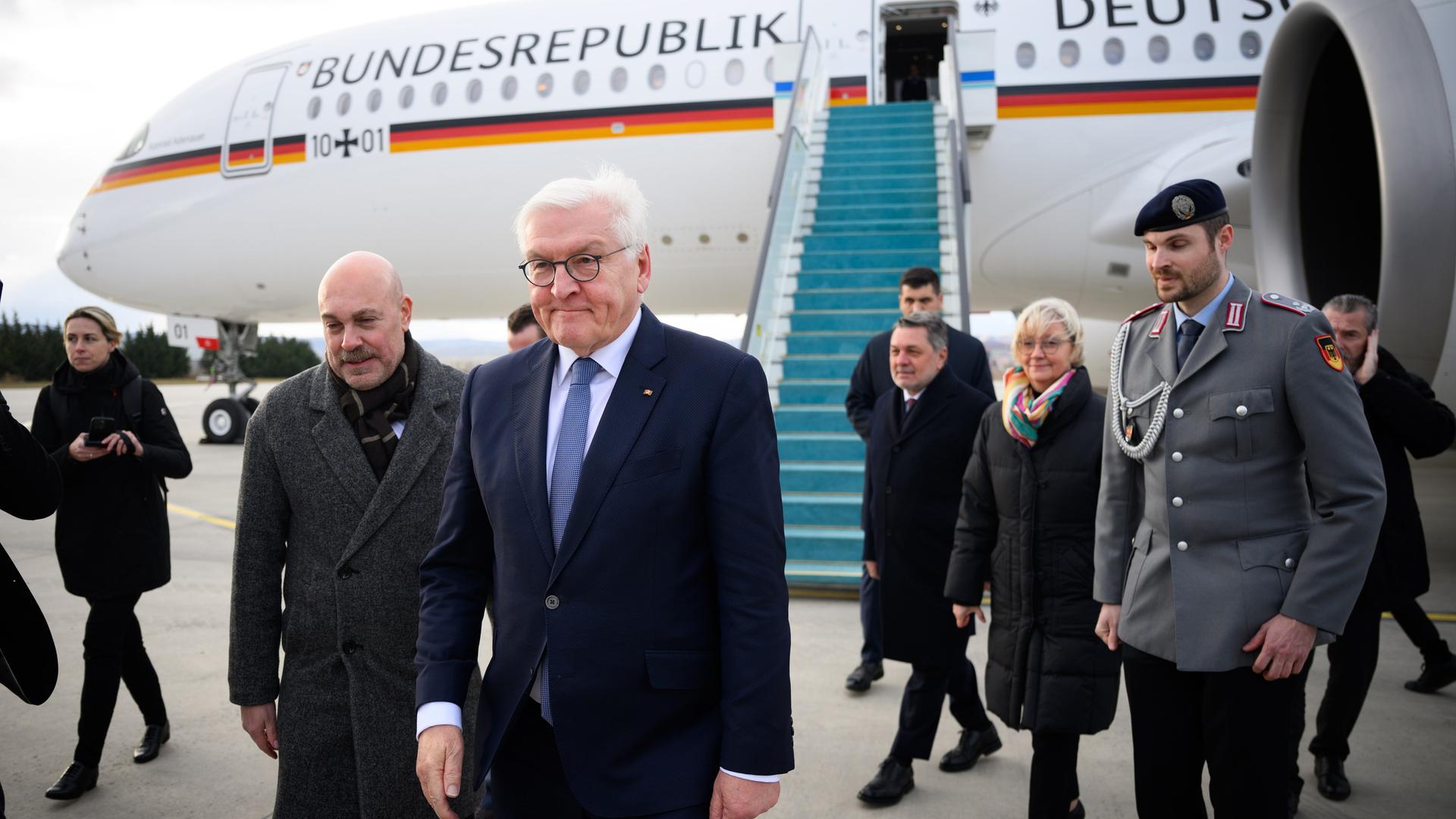 Bundespräsident Frank-Walter Steinmeier kommt auf dem Flughafen Ankara-Esenboga an. 