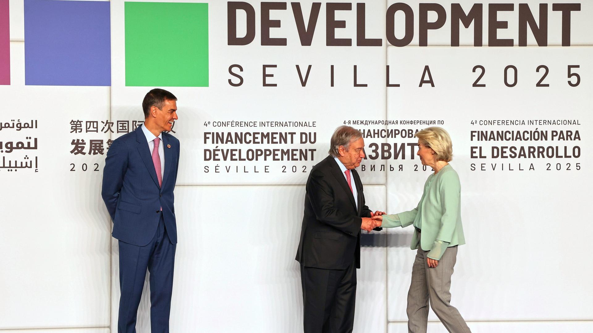 Sevilla: Der spanische Ministerpräsident Sanchez (l) lächelt, während die Präsidentin der EU-Kommission, von der Leyen, vom Generalsekretär der Vereinten Nationen, Guterres, zu Beginn des viertägigen Treffens zur Entwicklungsfinanzierung begrüßt wird. Sevilla: Der spanische Ministerpräsident Sanchez (l) lächelt, während die Präsidentin der EU-Kommission, von der Leyen, vom Generalsekretär der Vereinten Nationen, Guterres, zu Beginn des viertägigen Treffens zur Entwicklungsfinanzierung begrüßt wird.