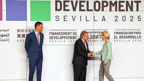 Sevilla: Der spanische Ministerpräsident Sanchez (l) lächelt, während die Präsidentin der EU-Kommission, von der Leyen, vom Generalsekretär der Vereinten Nationen, Guterres, zu Beginn des viertägigen Treffens zur Entwicklungsfinanzierung begrüßt wird. 