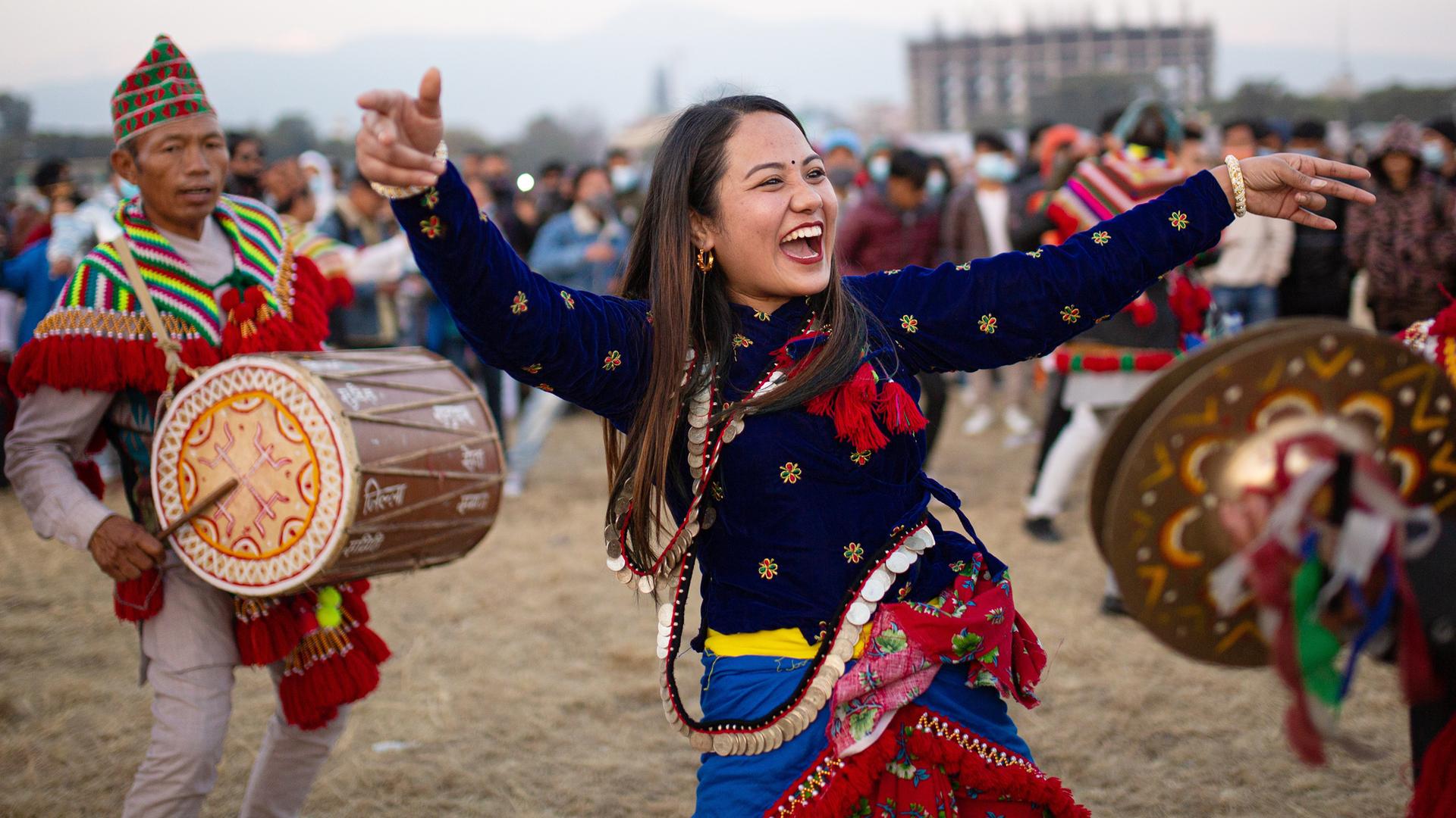 Ein Mädchen in traditioneller Kleidung tanzt während des Sakela-Festes in Kathmandu, Nepal, 2022. 