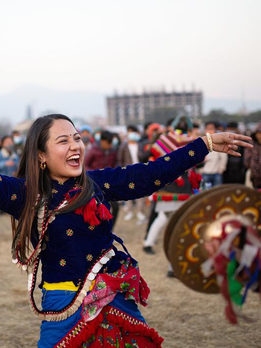 Ein Mädchen in traditioneller Kleidung tanzt während des Sakela-Festes in Kathmandu, Nepal, 2022. 
