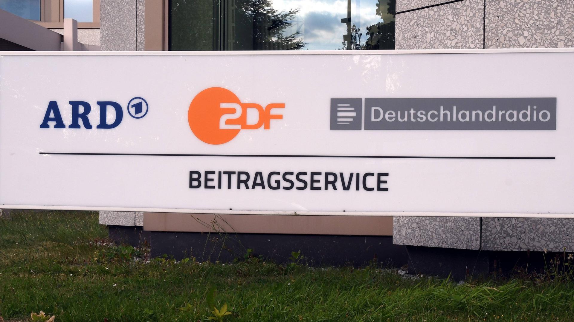 Ein Schild ARD ZDF Deutschlandradio Beitragsservice