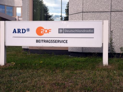 Ein Schild ARD ZDF Deutschlandradio Beitragsservice