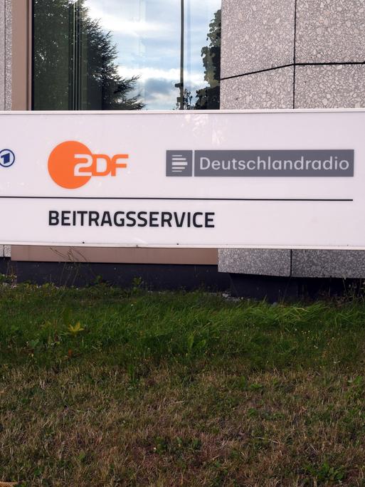 Ein Schild ARD ZDF Deutschlandradio Beitragsservice