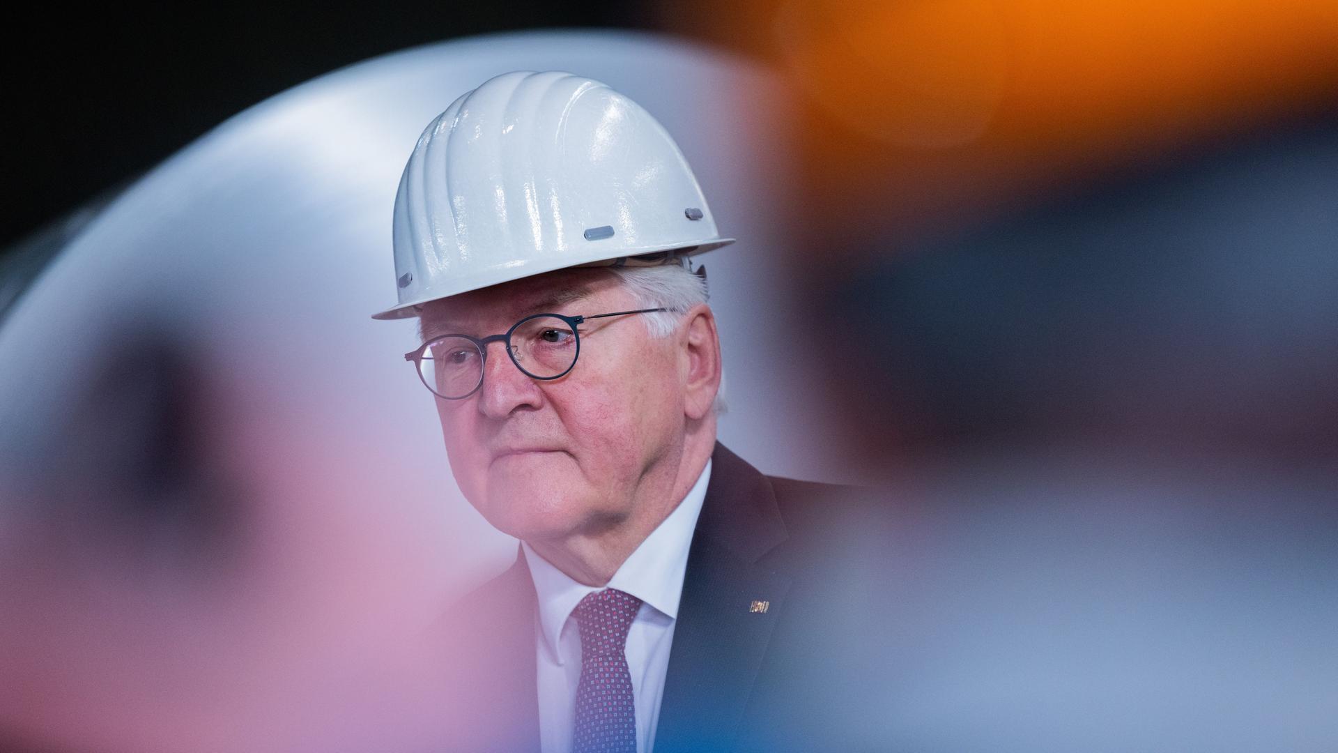 Nordrhein-Westfalen, Duisburg: Bundespräsident Frank-Walter Steinmeier bei seinem Besuch bei ThyssenKrupp in Nordrhein-Westfalen.