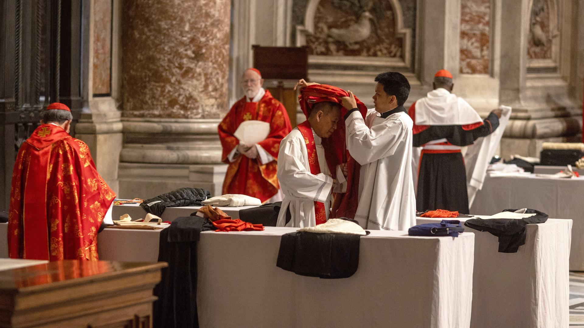 Kardinäle kleiden sich, um die Messe «Pro eligendo Romano Pontefice» im Petersdom zu feiern.
