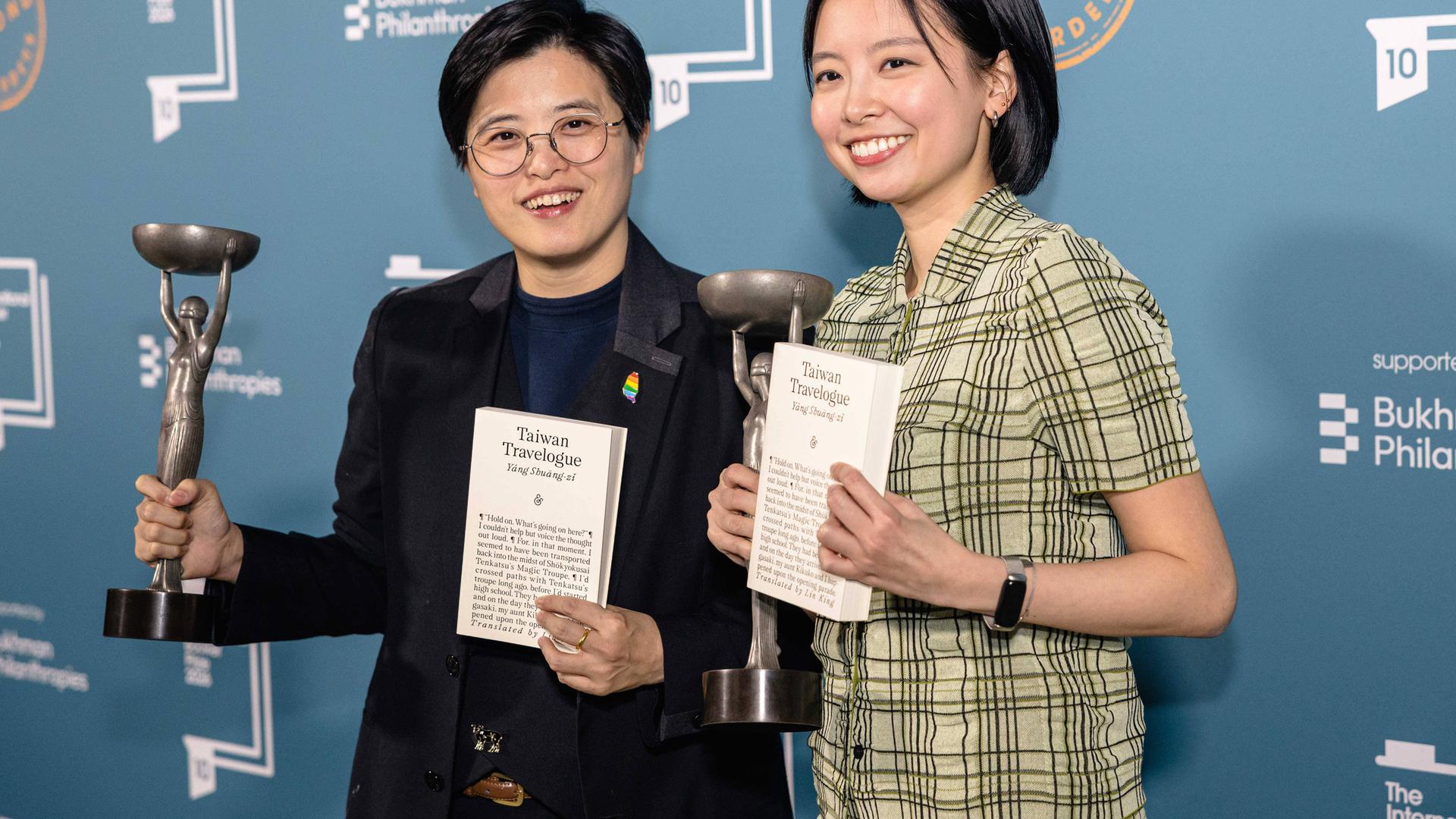 Autorin Yang Shuang-zi und Übersetzerin Lin King mit den Trophäen des International Booker Prize und ihrem Buch "Taiwan Travelogue"