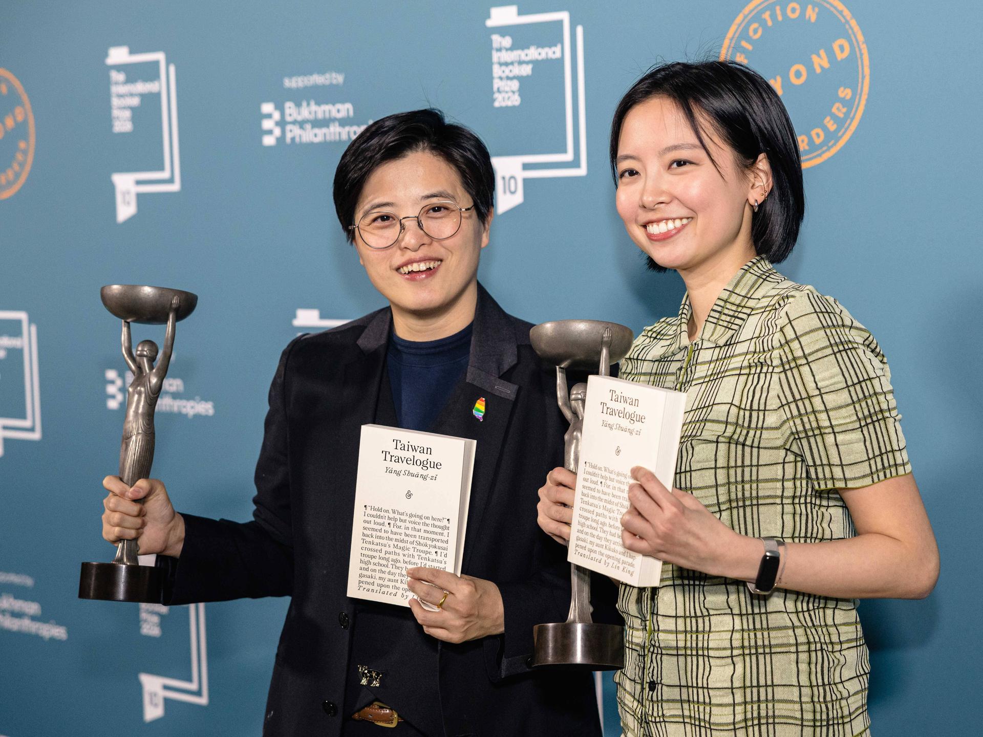 Autorin Yang Shuang-zi und Übersetzerin Lin King mit den Trophäen des International Booker Prize und ihrem Buch "Taiwan Travelogue"