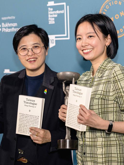 Autorin Yang Shuang-zi und Übersetzerin Lin King mit den Trophäen des International Booker Prize und ihrem Buch "Taiwan Travelogue"