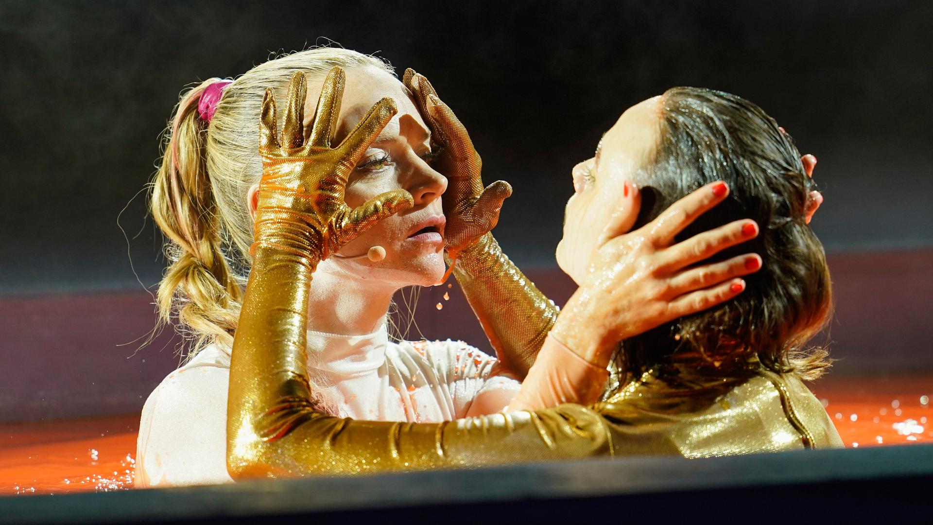 Laina Schwarz als Kriemhild und Lena Urzendowsky als Brynhild stehen vor dem Kaiserdom bei der Fotoprobe "BRYNHILD" der diesjährigen Nibelungen-Festspiele auf der Bühne.