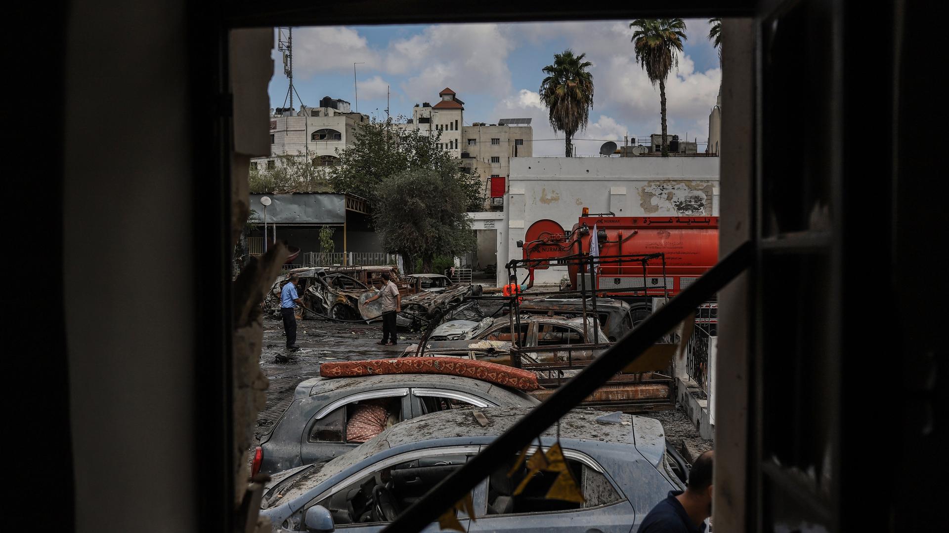 Palästinenser untersuchen die Zerstörungen nach dem Raketeneinschlag auf die Ahli Arab Klinik mit möglicherweise hunderten Toten.